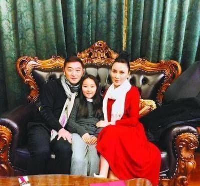 女演员刘欣与隐藏小巷深处的独特风味小店