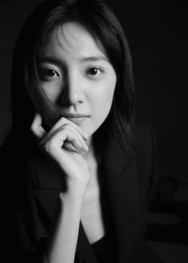 青年女演员，影视界的璀璨新星闪耀光芒